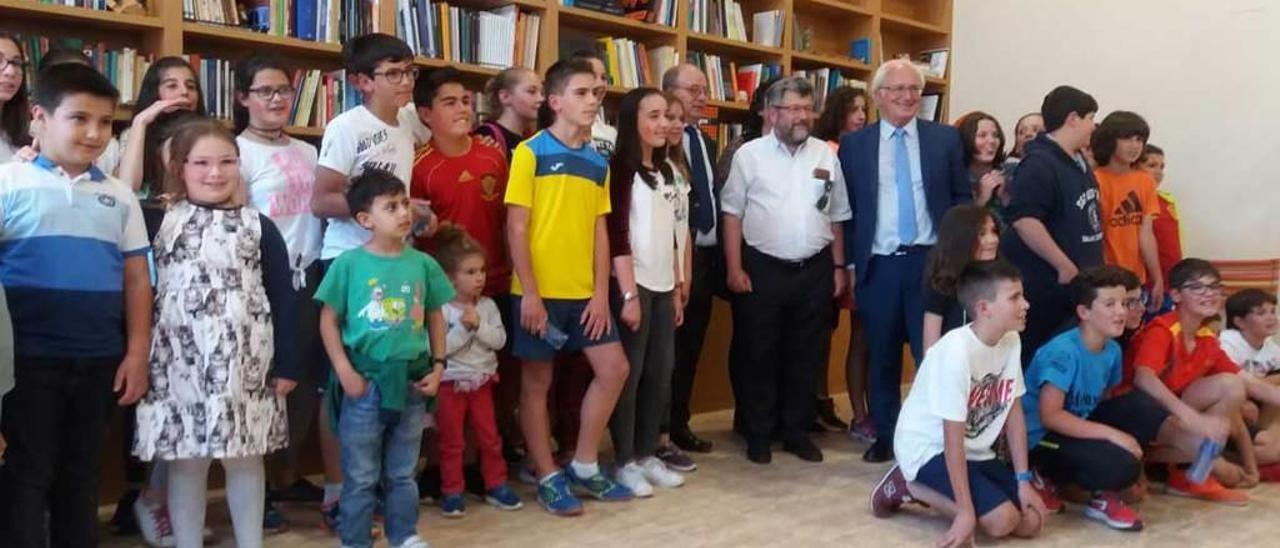 Santos González y Efim Zelmanov, a la derecha de la imagen, con los niños de Pajares de Adaja en la biblioteca.