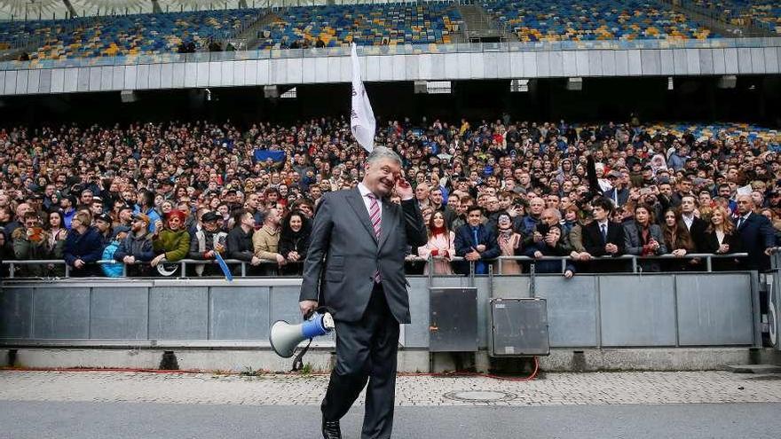 Zelenski rehúye el debate con Poroshenko en el estadio de Kiev