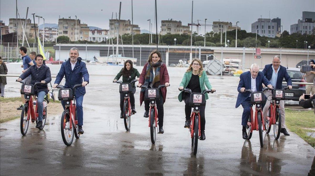 Los candidatos emprenden la marcha con las bicicletas del Bicing.