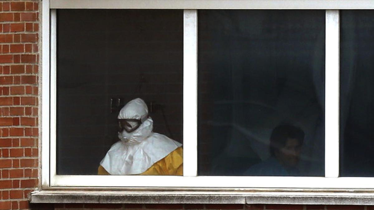 Un sanitario, en una de las habitaciones en las que están aislados los pacientes, en la sexta planta del Hospital Carlos III, el jueves.