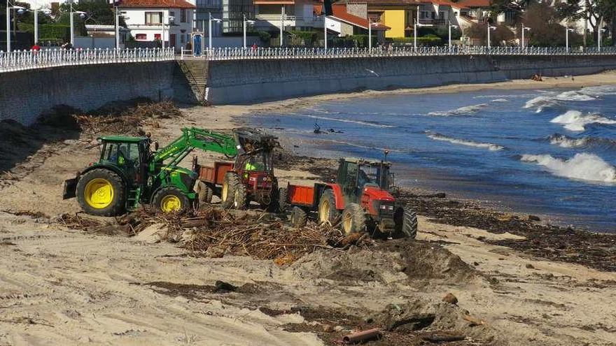 Maquinaria limpiando, ayer, la playa riosellana de Santa Marina, tras el temporal del fin de semana.