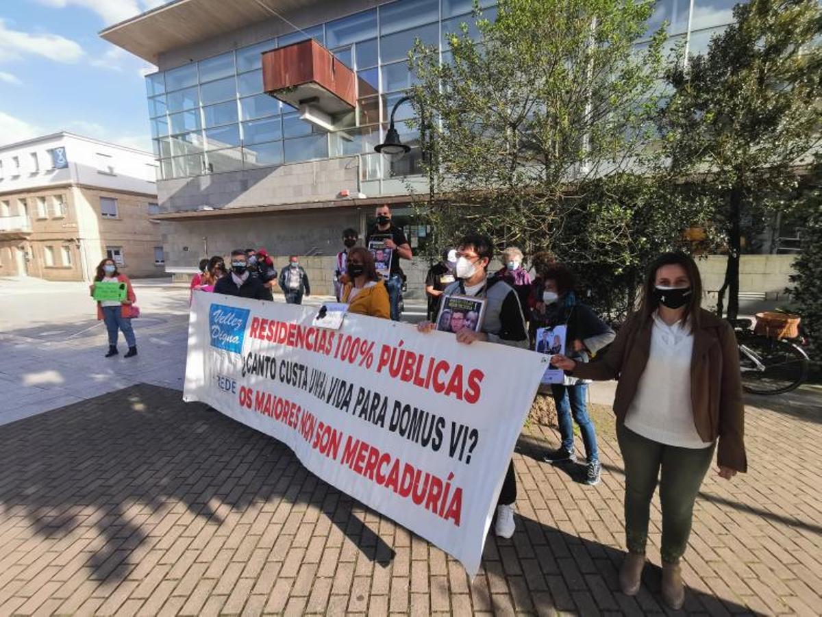 Usuarios, ayer, en una terraza del centro de Moaña ubicada en la calle Concepción Arenal.   | // SANTOS ÁLVAREZ