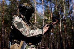 Los militares ucranianos del 110.º Batallón participan en un ejercicio con drones, cerca de la ciudad de Kreminna, en primera línea del frente.