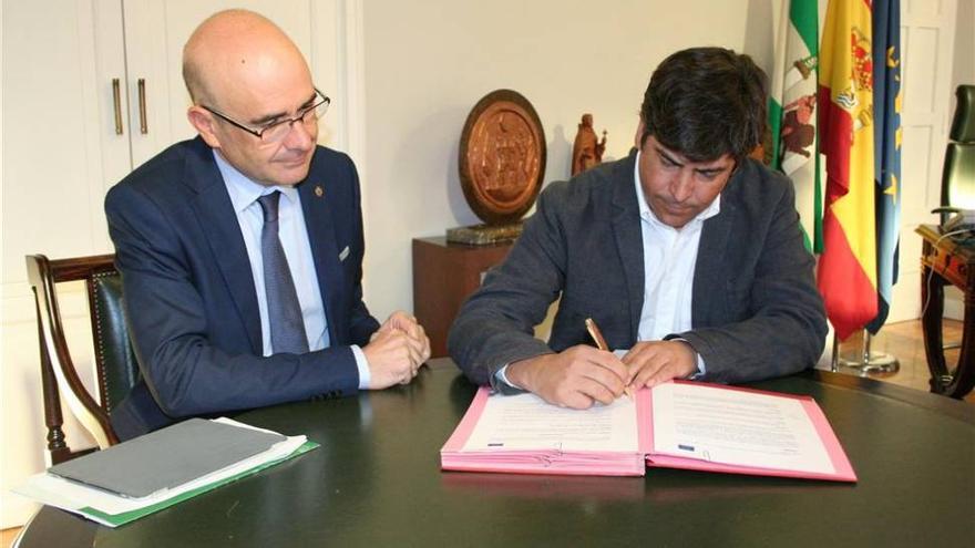 La Junta y el Consistorio quieren mejorar las competencias digitales de la ciudadanía