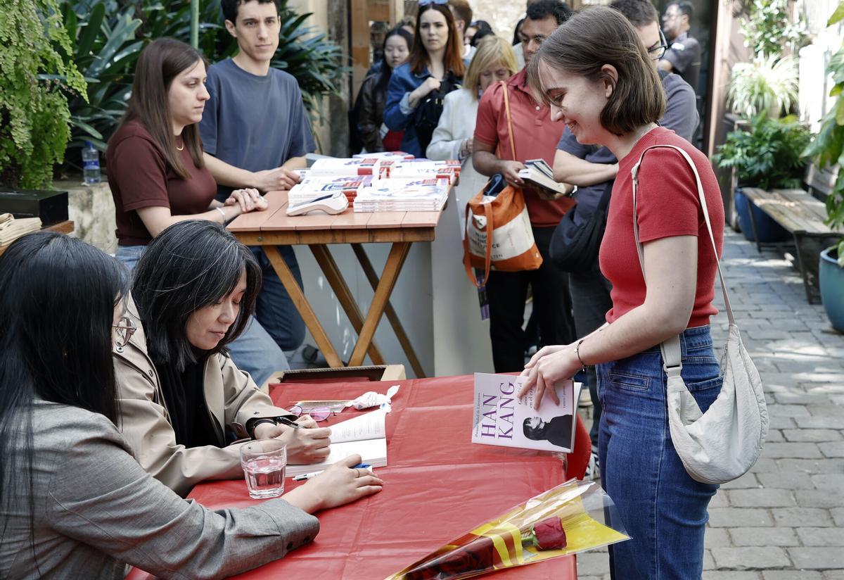 La premio Nobel Han Kang en Sant Jordi en Barcelona.