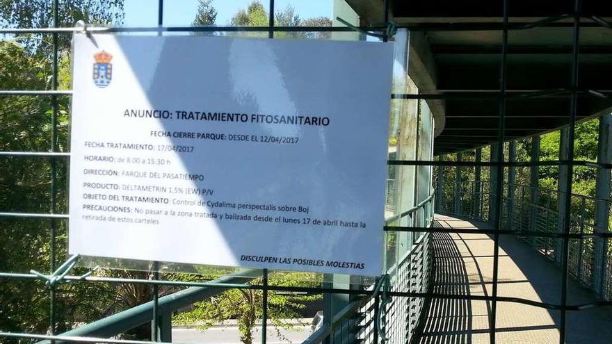 Cartel instalado por el Concello para anunciar el cierre temporal de la zona histórica del Pasatiempo.