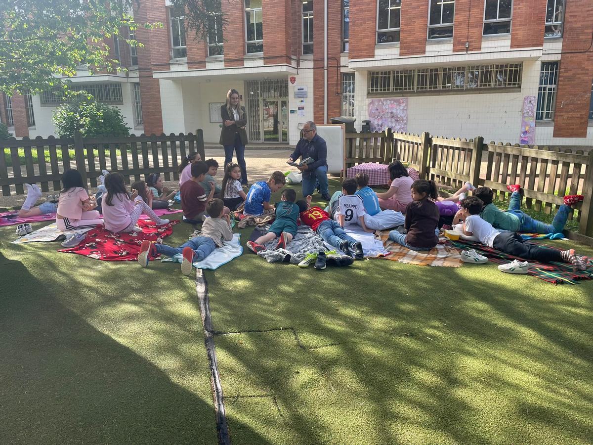 Picnic literario en el Colegio Maestros Arregui de Pola de Siero. Picnic literario en el Colegio Maestros Arregui de Pola de Siero.