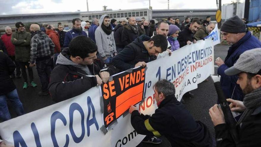 Protesta de trabajadores de Alcoa ante la fábrica de A Grela.