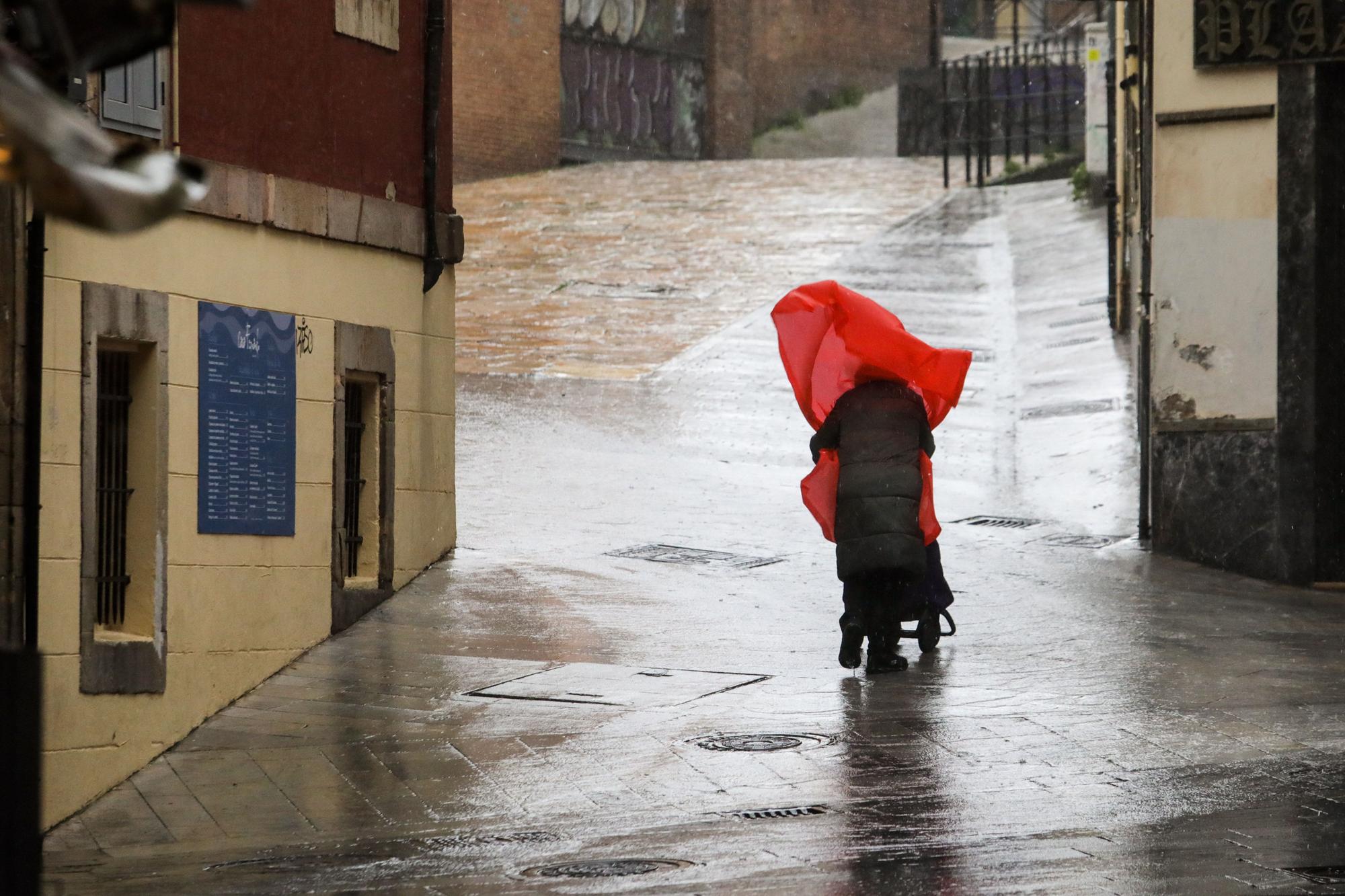 En imágenes: La segunda jornada del temporal azota Gijón