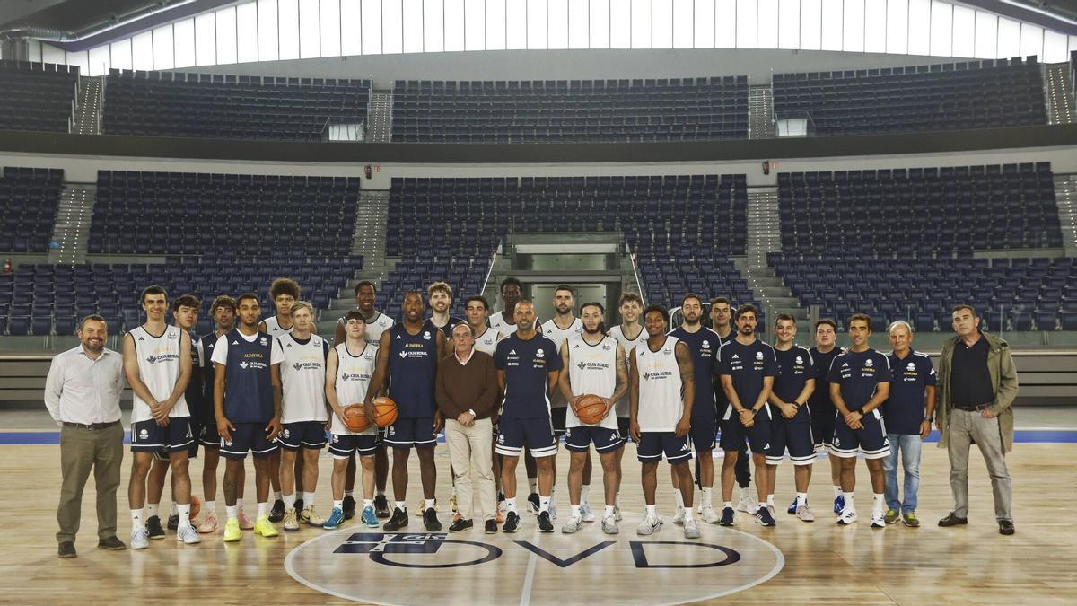 Plantilla y directivos del Alimerka Oviedo Baloncesto, ayer, en el Palacio.
