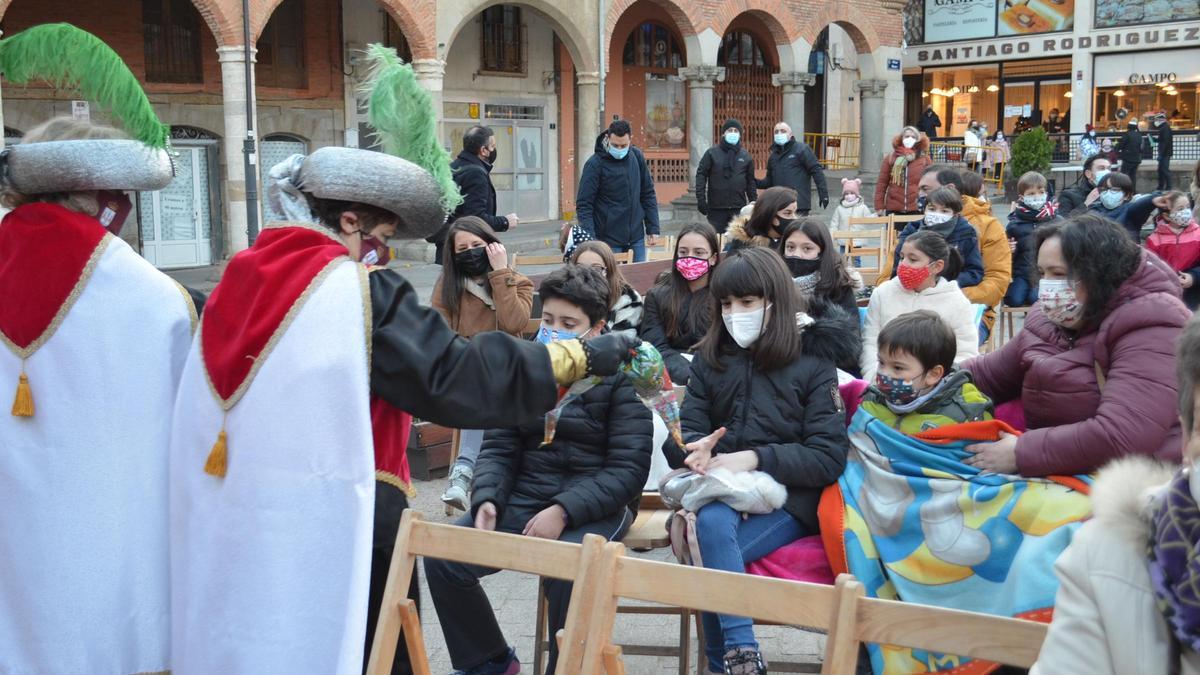 Los Reyes Magos reparten ilusión a los niños de Benavente y comarca. / E. P.