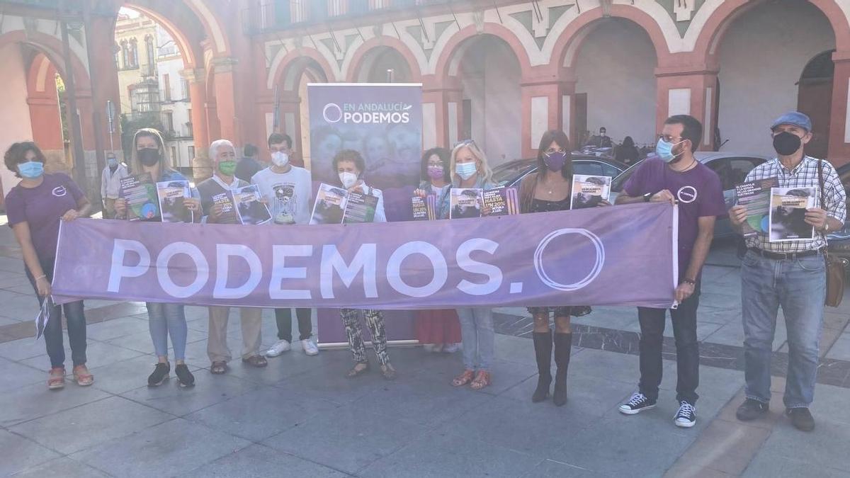 Martina Velarde, junto a otros cargos de Podemos en la acción informativa realizada este sábado por las calles de Córdoba.