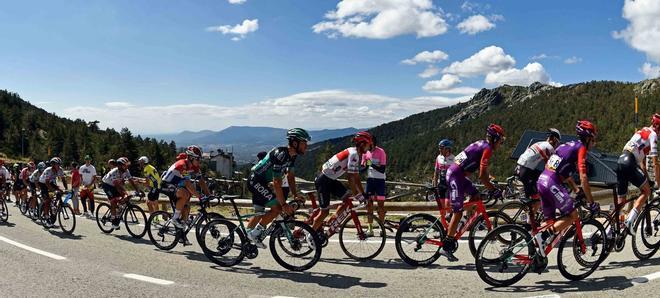 El peloton circula durante la 18a etapa de la Vuelta Ciclista de España de 2019, una carrera de 177,5 km desde Colmenar Viejo hasta Becerril de la Sierra.