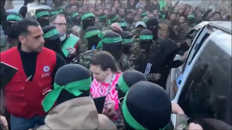 El momento en el que Hamás libera a las tres primeras rehenes israelíes tras el alto al fuego