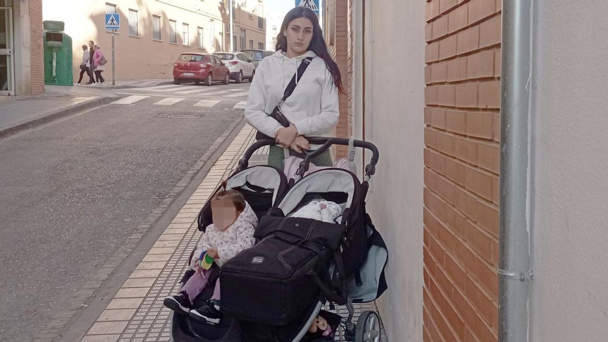 Soraya Marín, con sus dos hijas esta semana, junto a la Asociación de Vecinos de Lagunillas, de la que recibe alimentos.