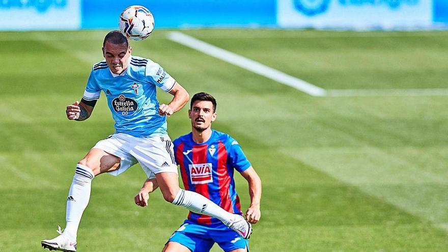 Iago Aspas cabecea un balón ante la oposición de un rival durante el partido disputado ayer contra el Eibar en Ipurua.