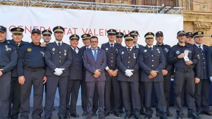 Policías de premio Cuarenta agentes de Gandia, reconocidos por la Generalitat