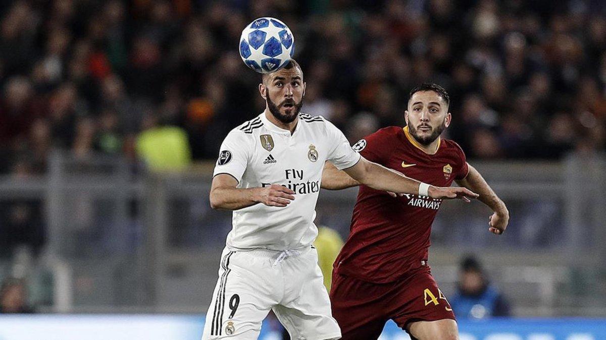 Benzema y Manolas pugnan por un balón