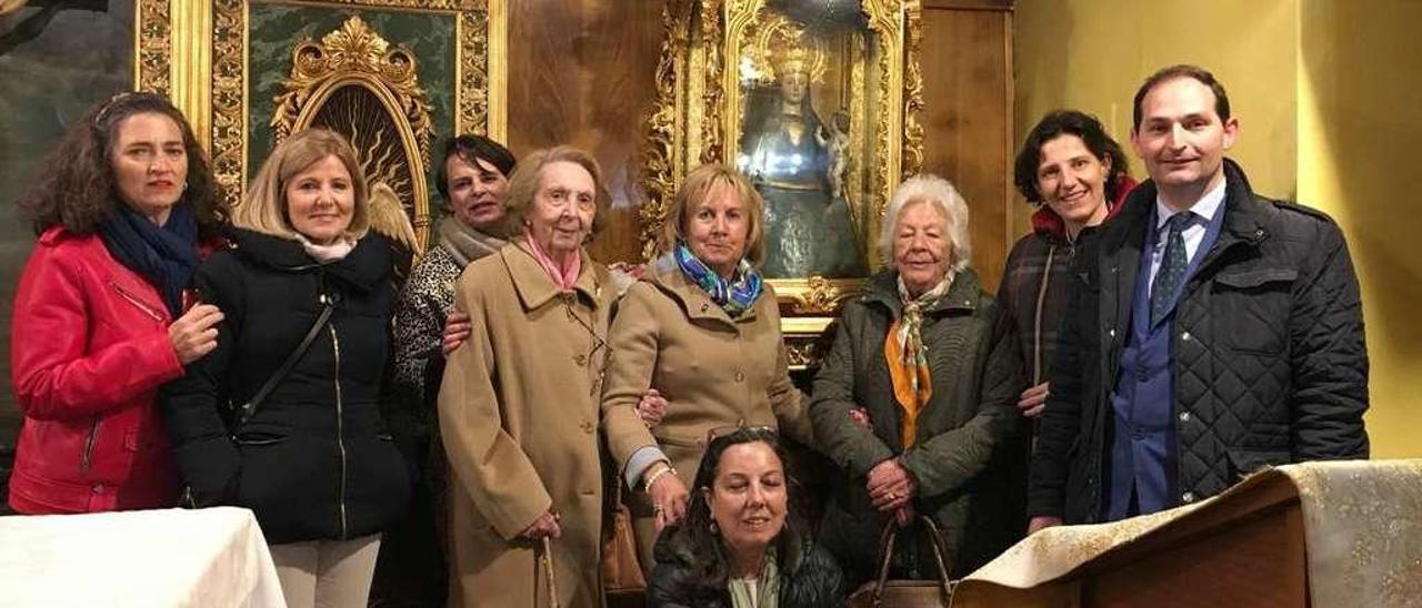 María Agüeria, Pita C. Carrillo, Isabel Dos Santos, Carmina González, Estela Rosete, María Eugenia Aguilar, Menchu Álvarez del Valle y Patricia Toyos, con el director del museo del santuario, Javier Remis, durante su visita a Covadonga.