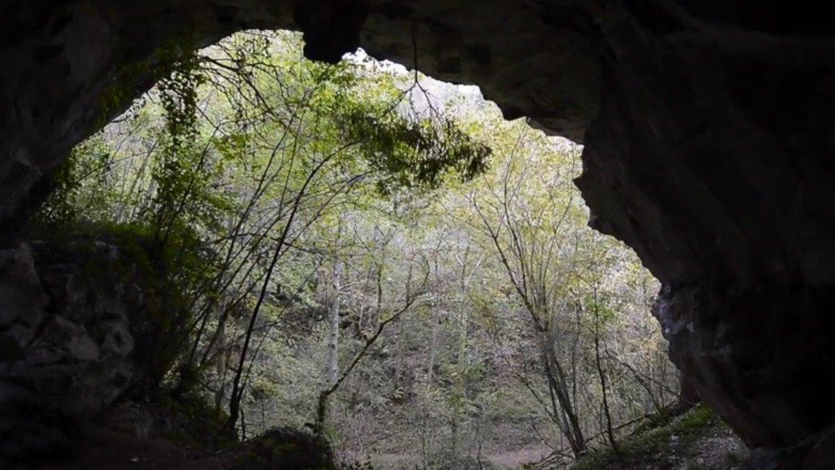 En esta colina de piedra calcárea se encuentran hasta cuatro cuevas. Tres habitadas hace 27.000 años y una con vestigios de hace 14.000 años.