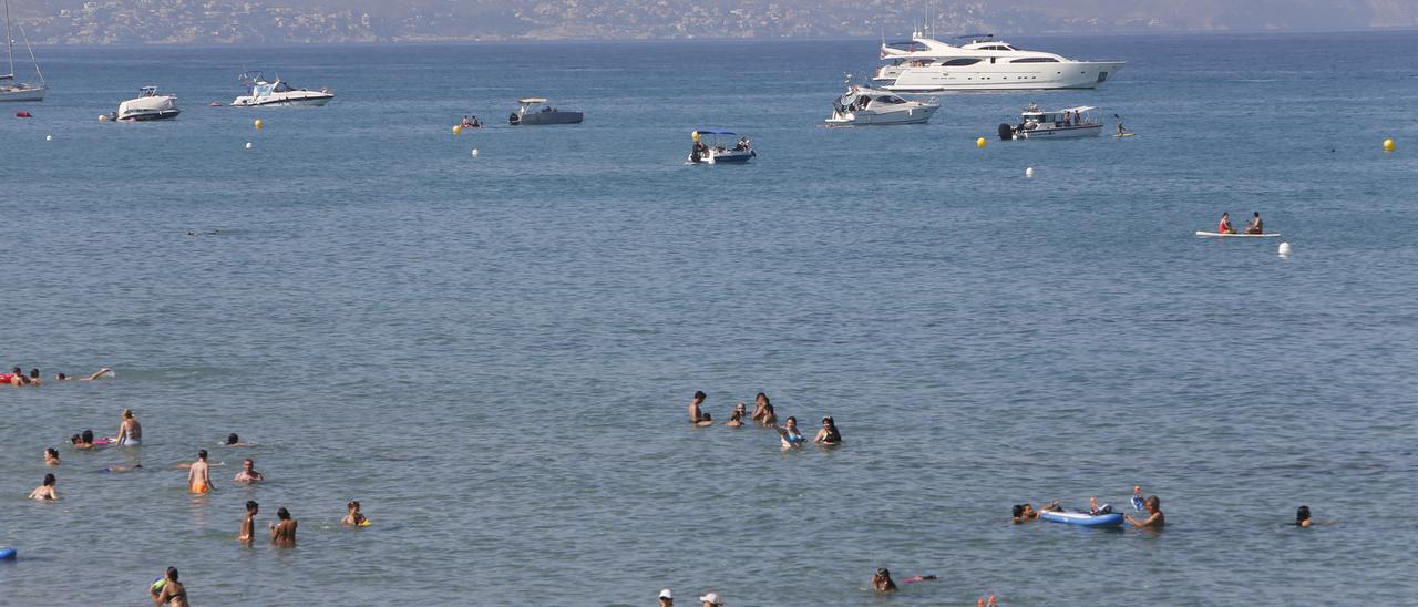 A las 14  horas de ayer domingo la sensación térmica era de 46 grados en el municipio de Alicante