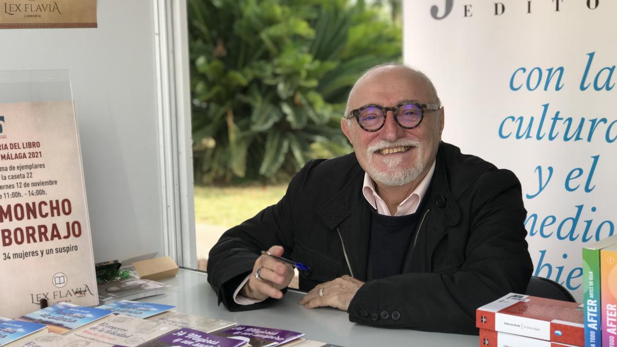 Moncho Borrajo firmando en la Feria del Libro de Málaga.