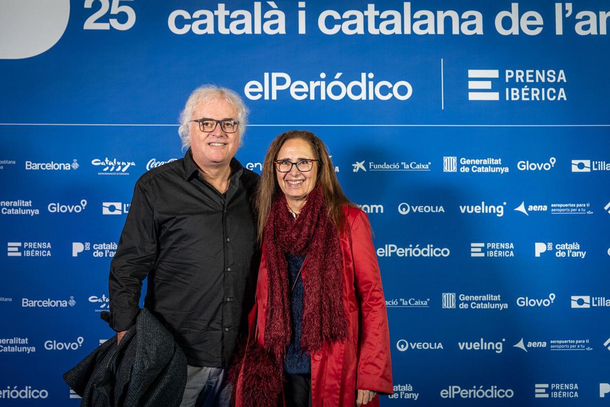Barcelona, 24/11/2025 Sociedad. Entrega Premio Català i Catalana de lany. Photocall. PERSONAS: Jordi Bianciotto redactor de Cultura en El Periódico junto a su esposa Hortènsia Galí.  AUTOR: MANU MITRU