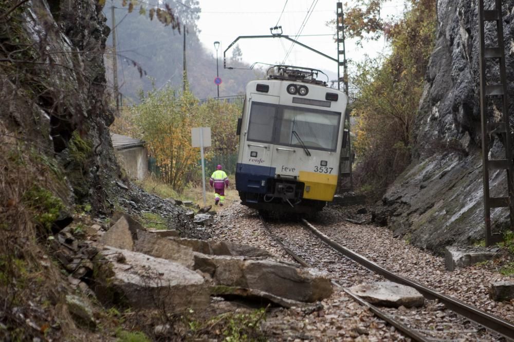 Un tren descarrila en El Entrego por un argayo