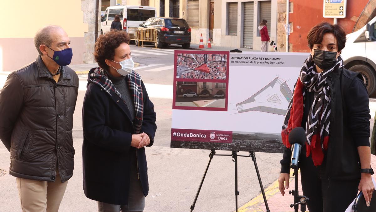 La alcaldesa, Carmina Ballester (c), y el concejal de Ordenación del Territorio, Juan López (i), han dado a conocer este lunes los detalles de la remodelación de la plaza Rey Don Jaime.