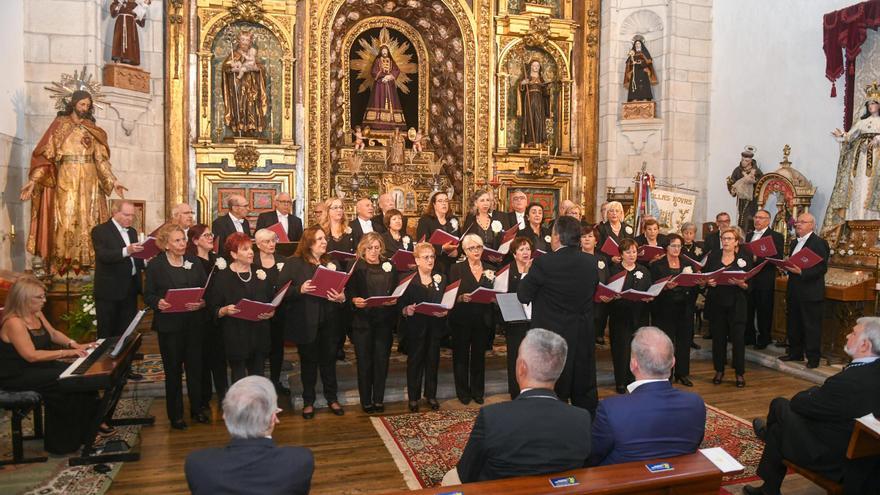 Imposición de la medalla Marcial del Adalid, en su categoría de oro, a la Coral Polifónica Follas Novas