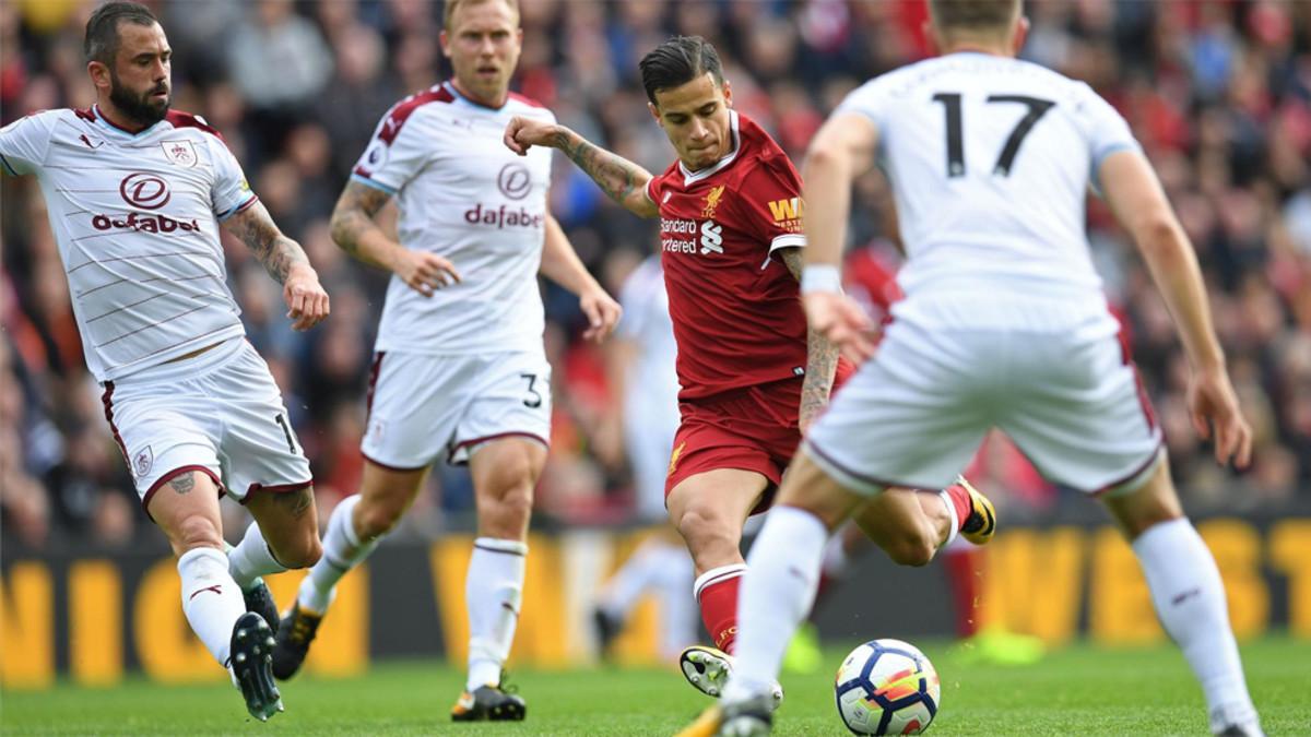 Philippe Coutinho (centro) en el partido entre el Liverpool y el Burnley de la Premier League