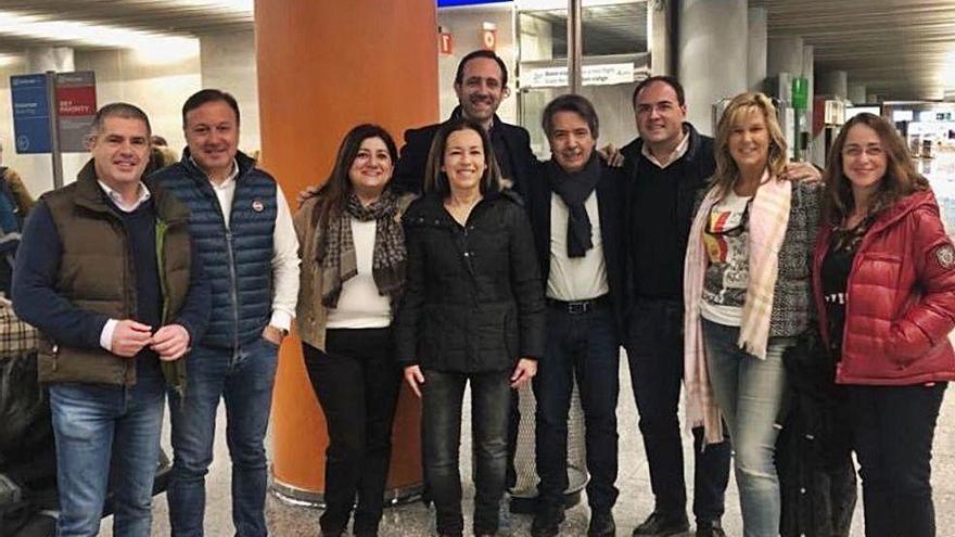 Bauzá quiso fotografiarse con la delegación de Ciudadanos de las islas al verles en el aeropuerto.