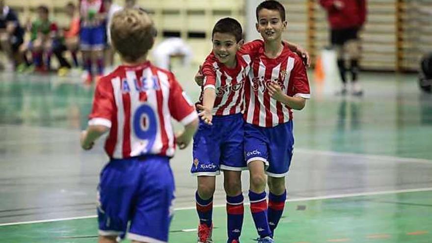 Por la derecha, David, autor del octavo gol, es felicitado por Diego y Alex.