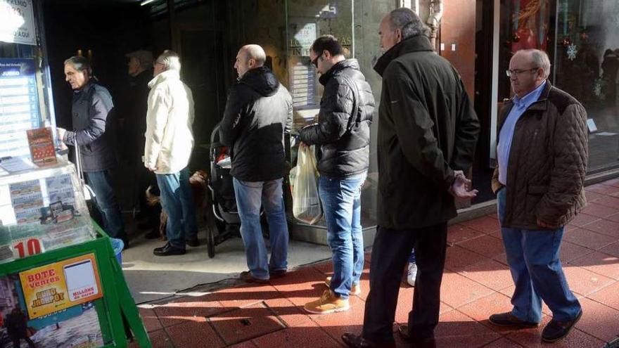 Colas ayer ante la administración de lotería de la calle Peregrina de Pontevedra. // Rafa Vázquez