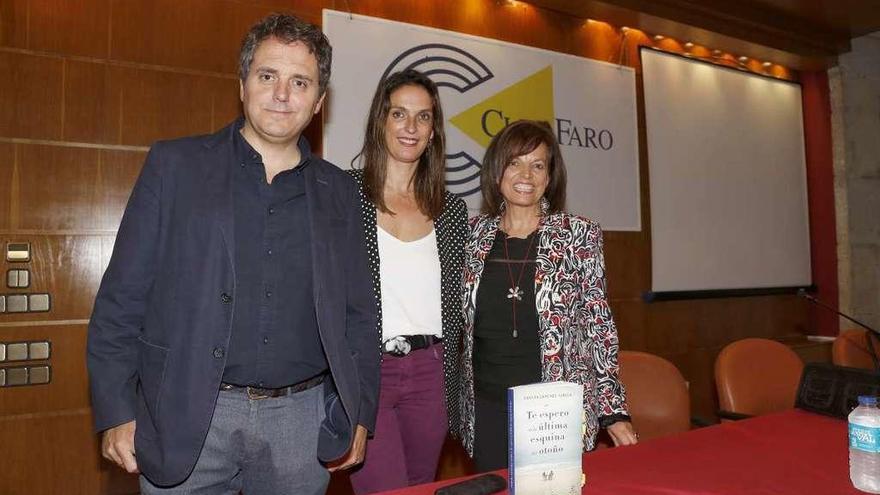 Casilda Sánchez Varela (centro), con Mercedes Oliveira y Domingo Villar. // Ricardo Grobas