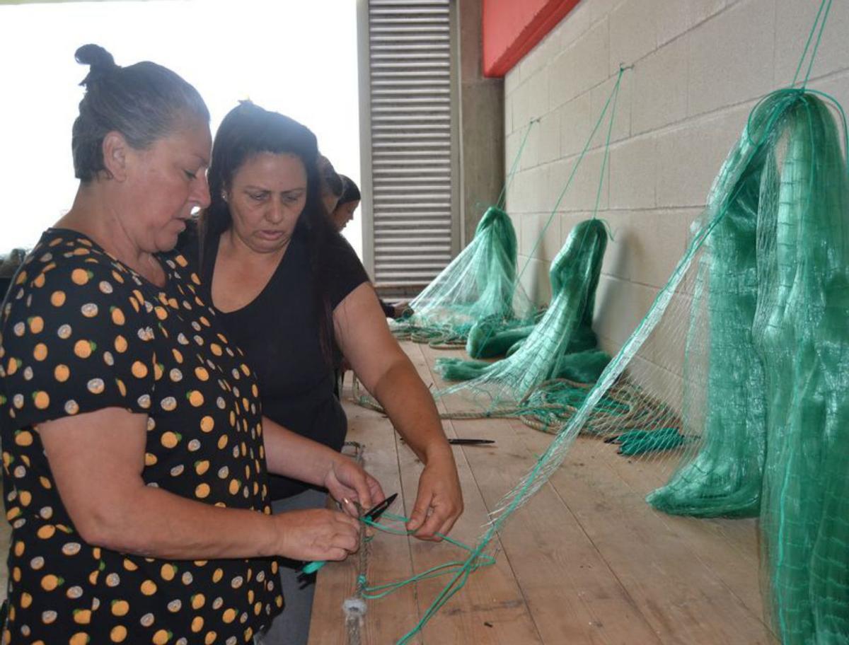 A la izquierda, Raquel García y María Luisa Suárez, durante el taller de  rederas. Sobre estas líneas, Teté Costales, en Lastres.
