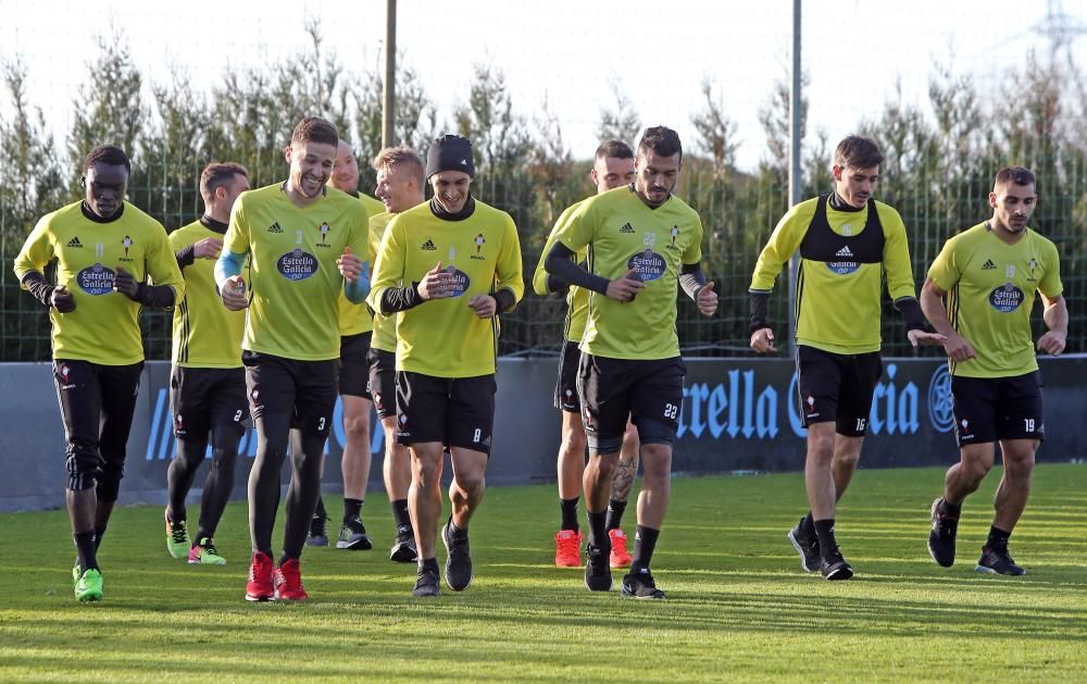 La hinchada celtista rodea al equipo en el entrenamiento a puerta abierta celebrado en la tarde de ayer en A Madroa