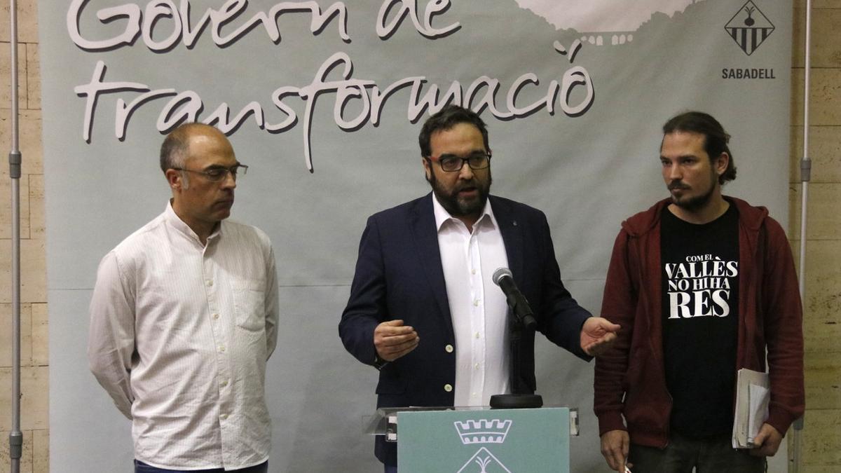 El alcalde, Juli Fernàndez, junto con los concejales de Nueva Economía, Albert Boada, y de Espacio Público, Xavier Guerrero.