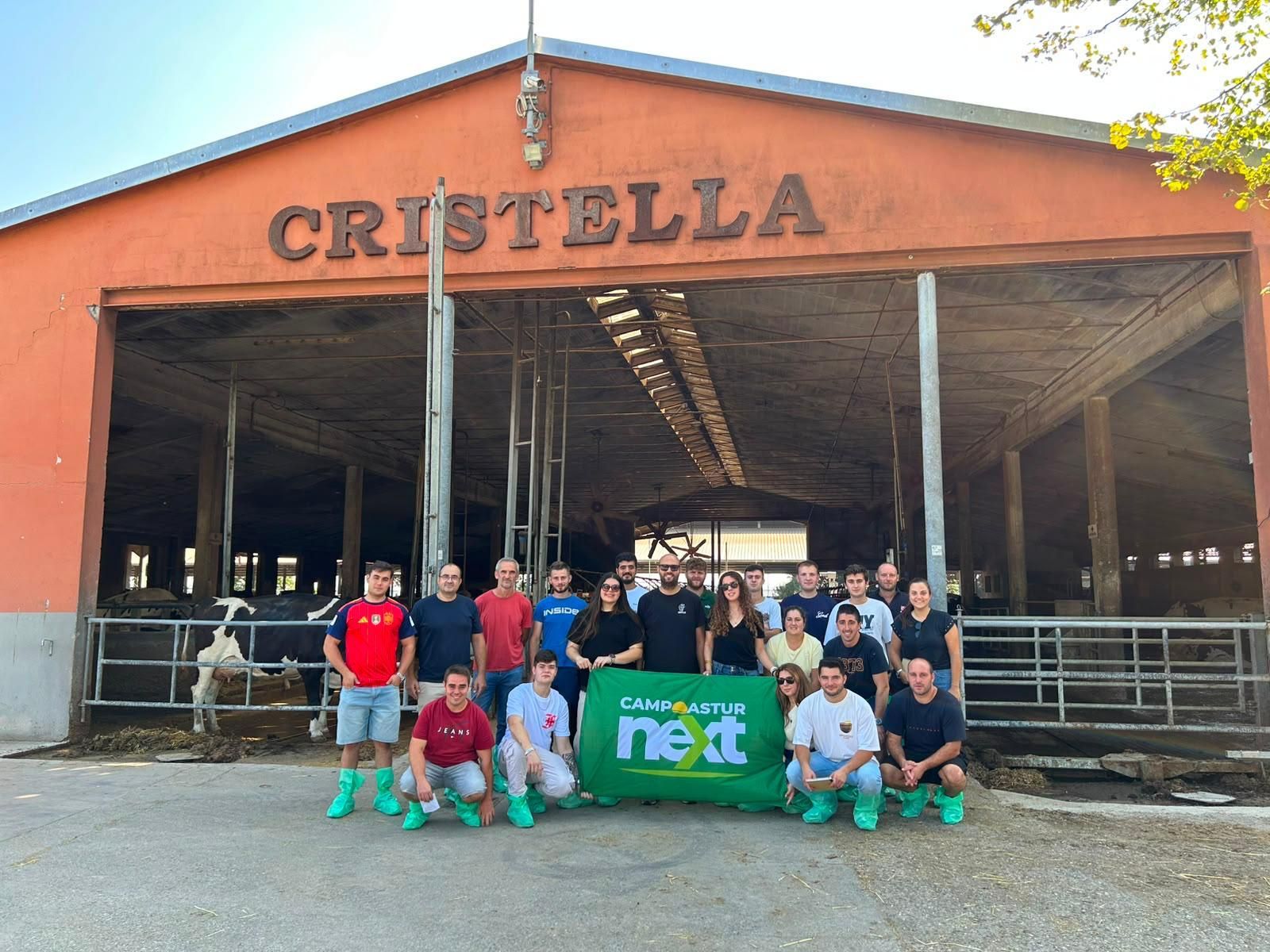 La expedición de Campoastur, frente a una ganadería en italia