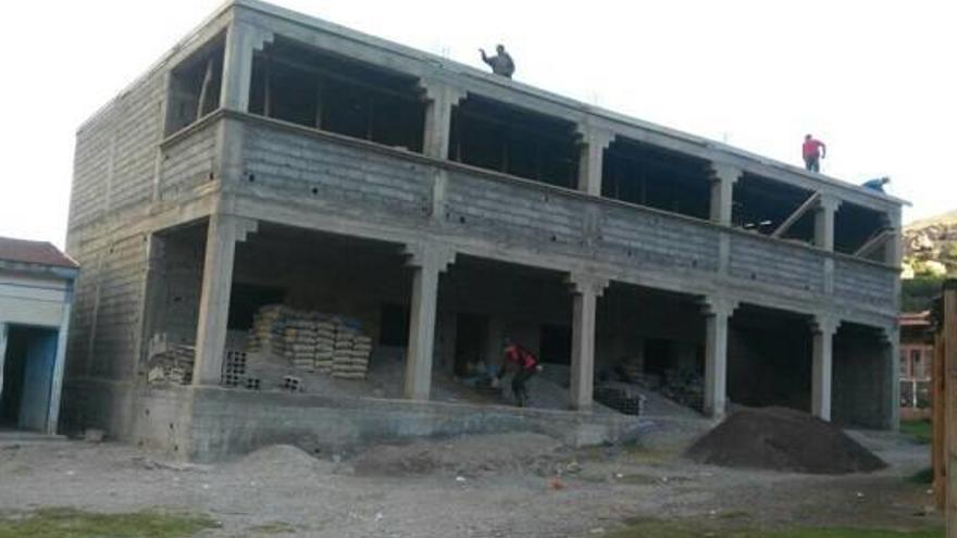 La estructura del futuro centro en la que trabajan los propios habitantes del poblado.