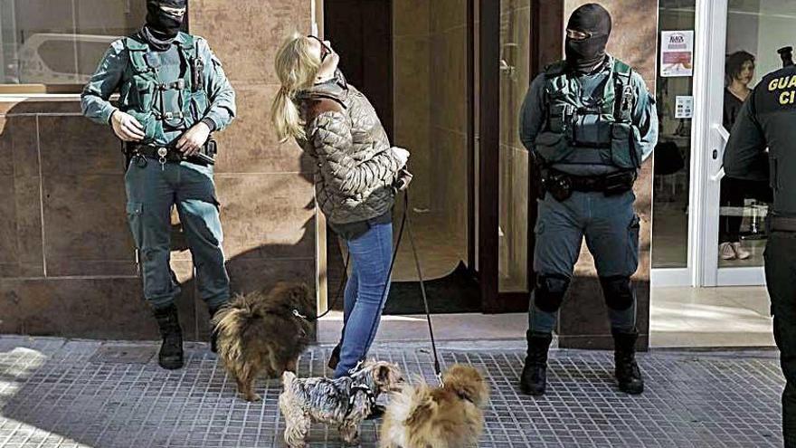 Vecinos de Pascual Ribot, expectantes ante la operación de la Guardia Civil.