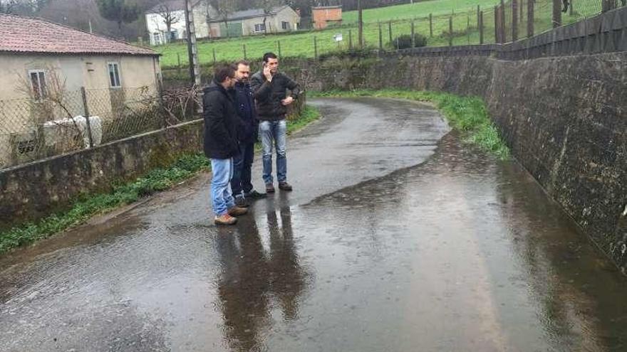 Cuiña visita con el alcalde de Botos la parroquia