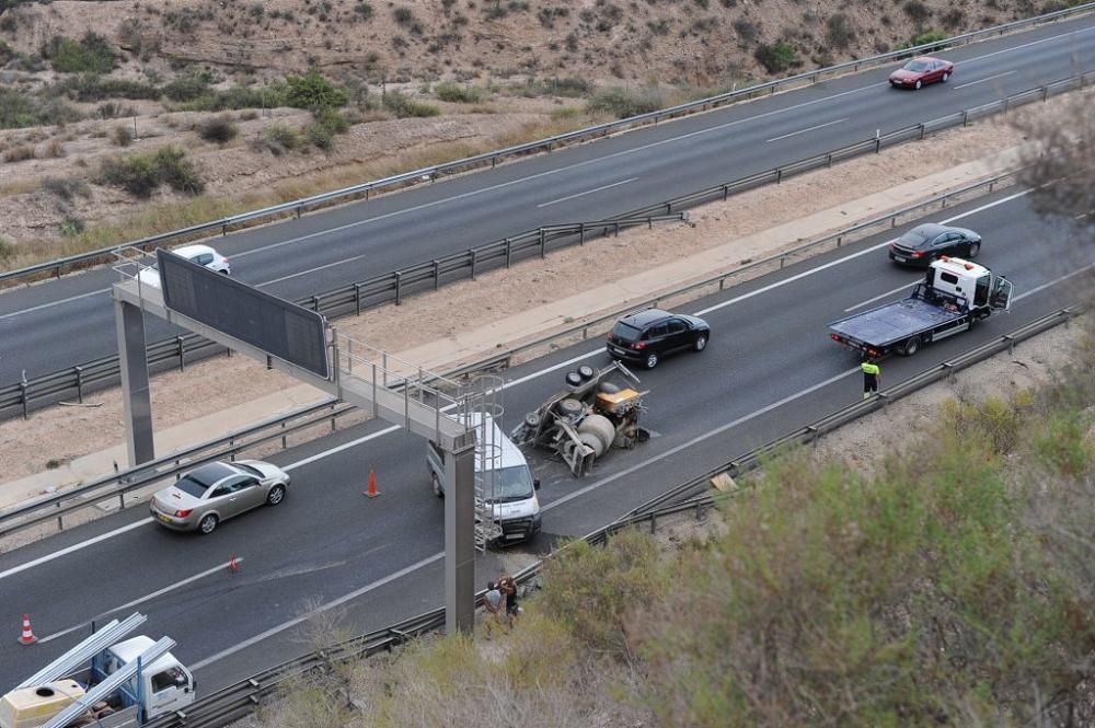 Atascos kilométricos tras el accidente de una furgoneta en la A7