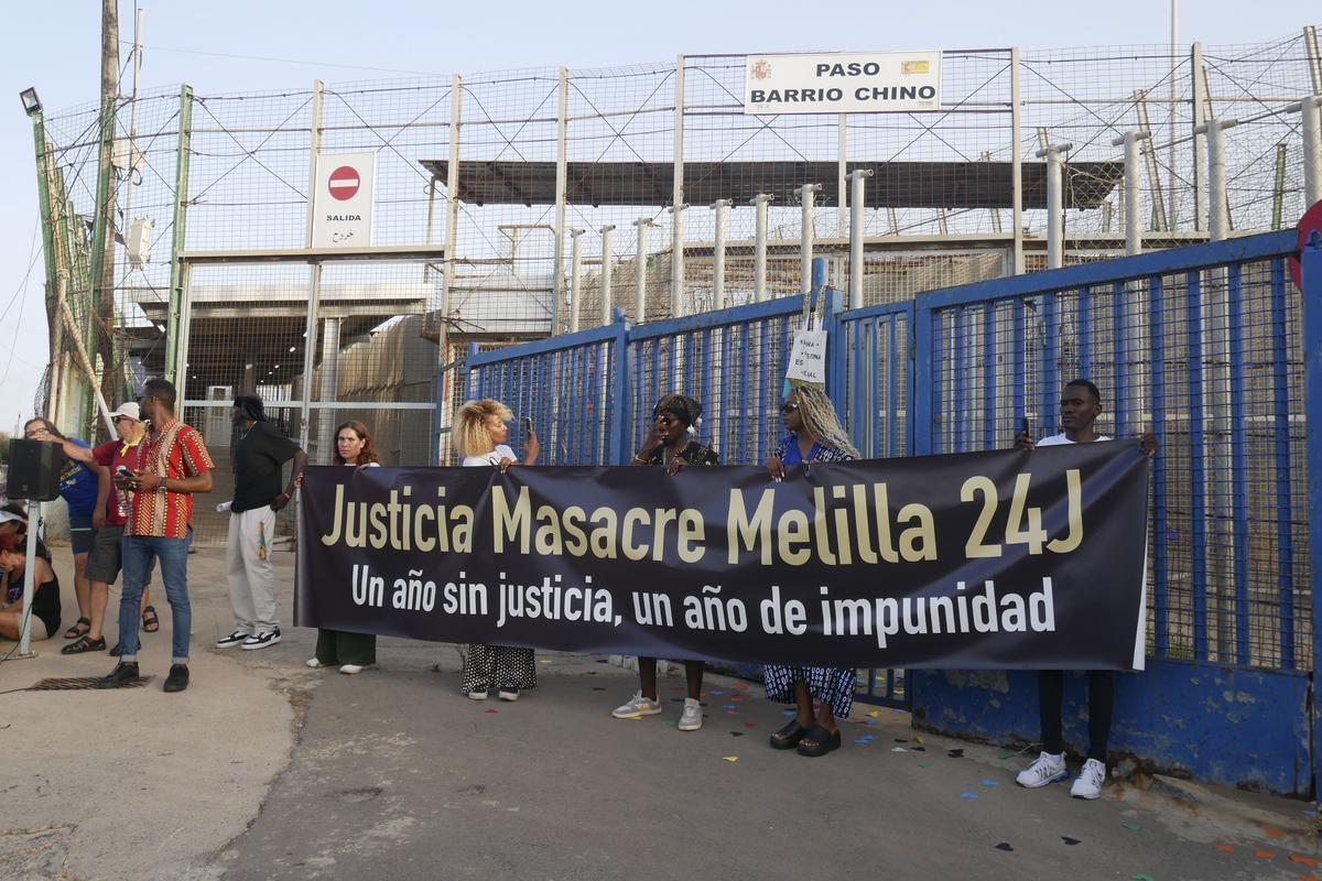 Una gran manifestación recuerda en la frontera de Melilla a las víctimas del 24J