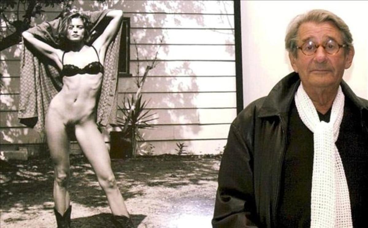 El fotògraf Helmut Newton davant una fotografia seva el 2001. El fotògraf Helmut Newton davant una fotografia seva el 2001.