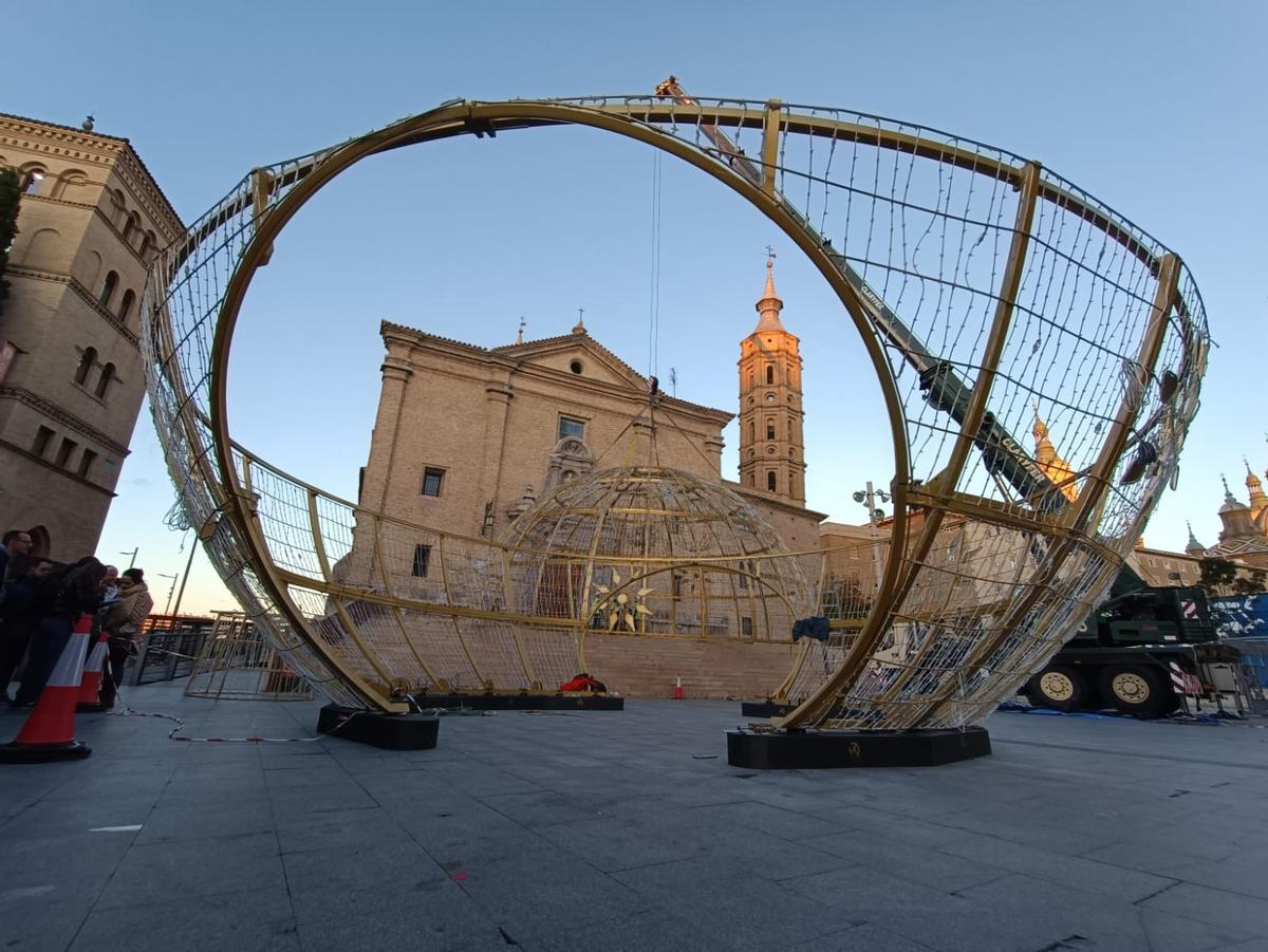 EN IMÁGENES | La bola gigante de Navidad aterriza de nuevo en Zaragoza