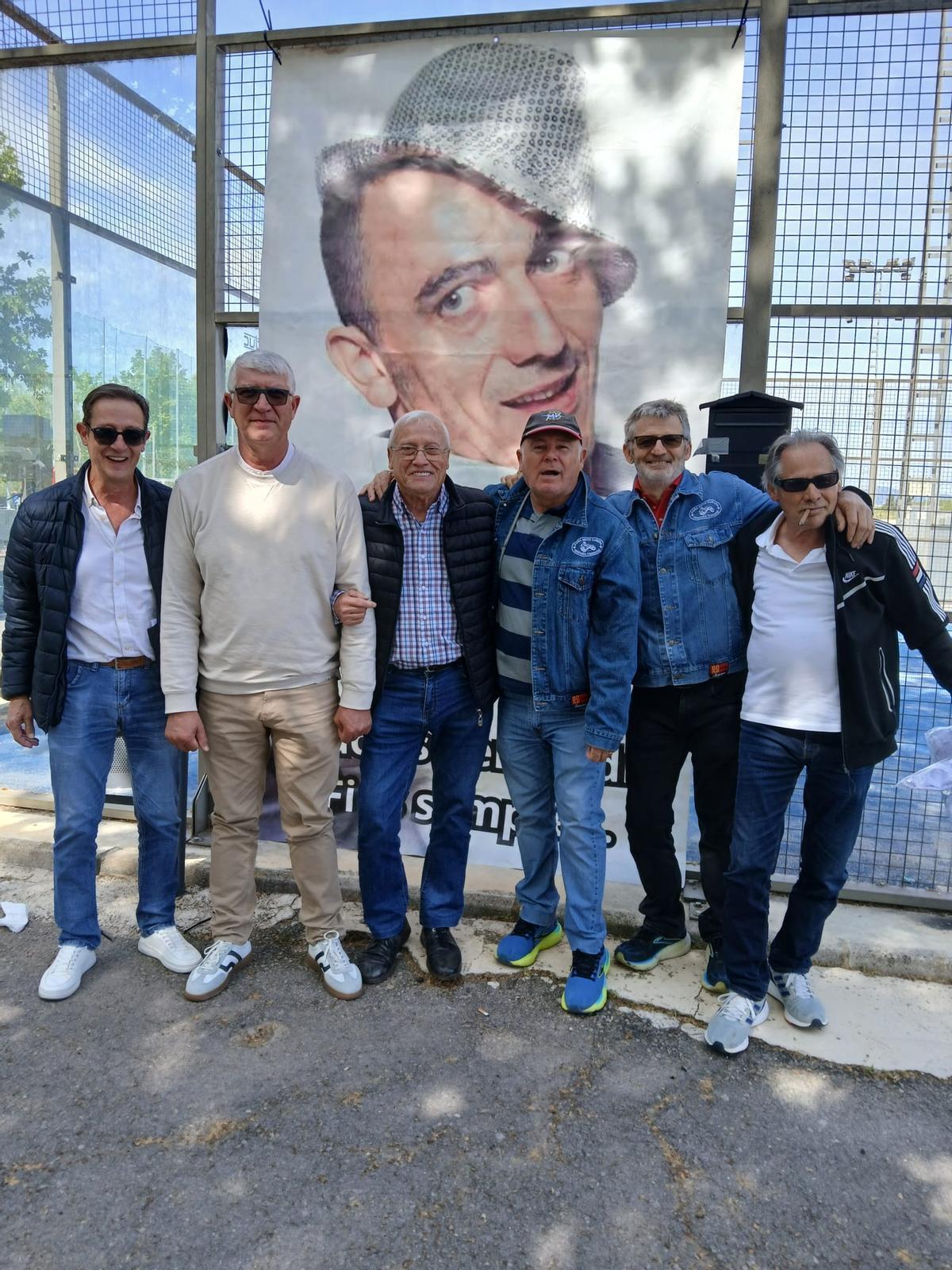Miembros de la Peña Moto Europa a la que pertenecía Raul Panete, junto a una pancarta con su rostro.