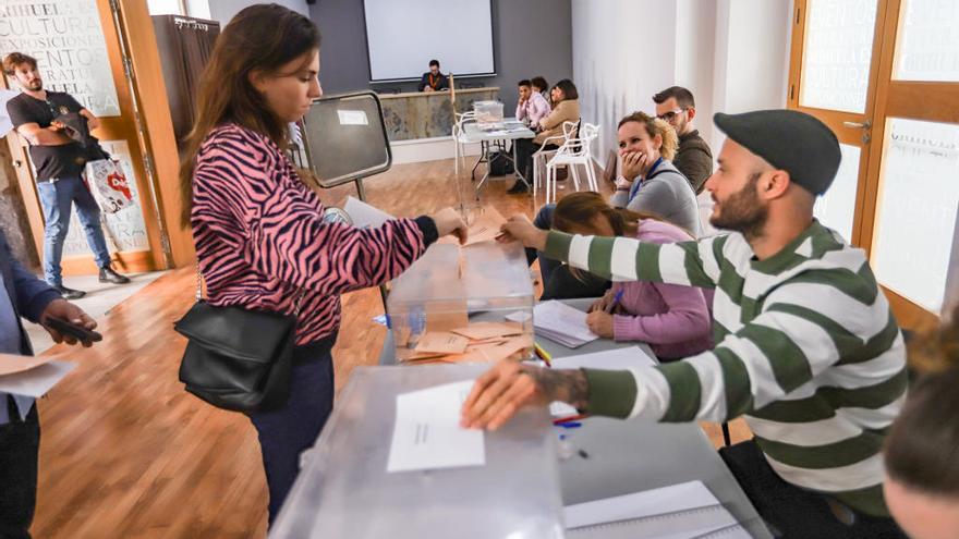 Colegio electoral de la Biblioteca «María Moliner» de Orihuela.