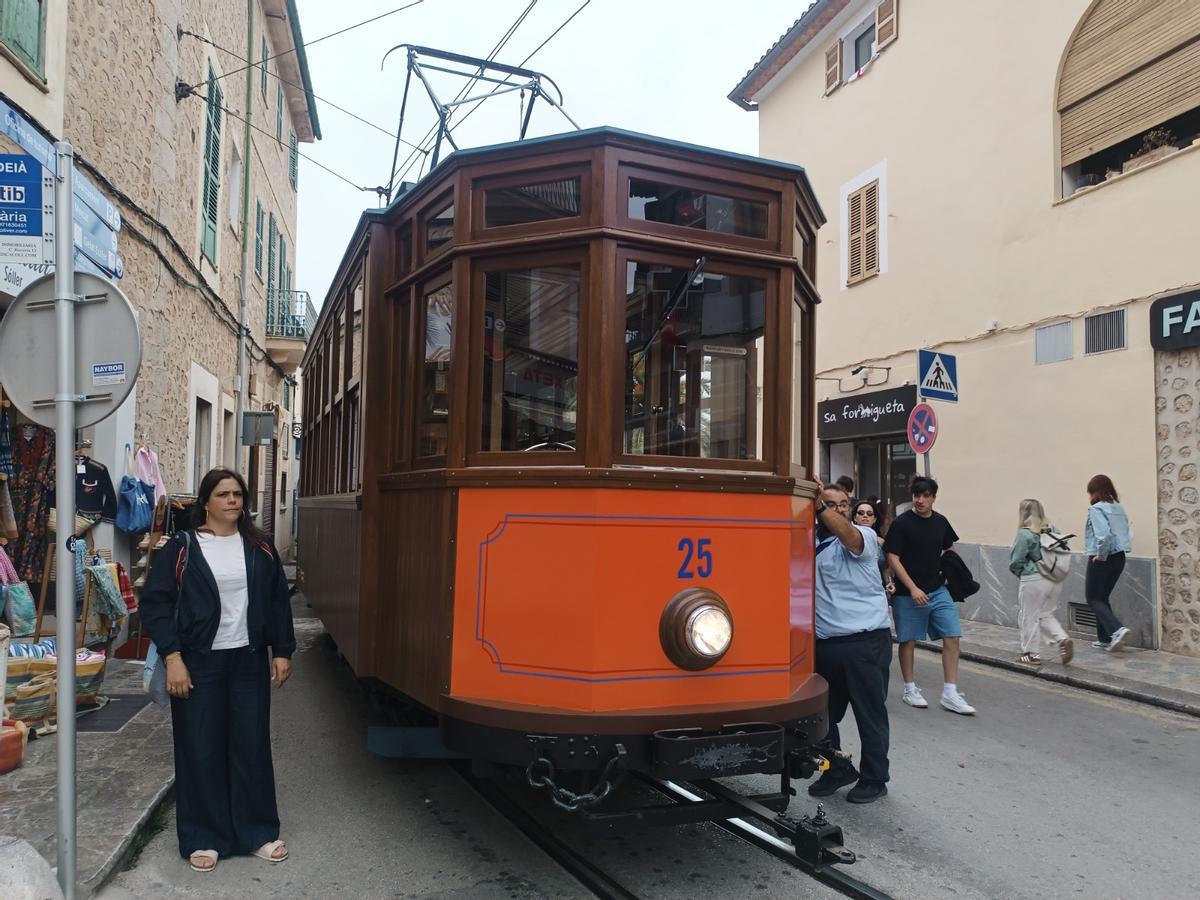 El tranvía restaurando circulando por las calles de Sóller.