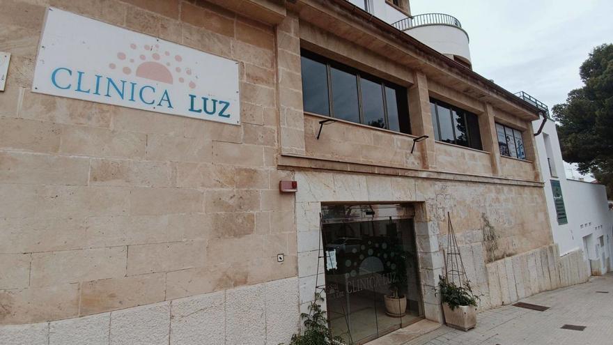 La clínica Luz, en la calle Camilo José Cela de Palma, donde se llevó a cabo la operación mortal.